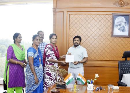 திருமதி முத்துலட்சுமி என்பவர் மரணமடைந்ததால்மகளிர் சுயஉதவிக்குழு மூலம் பிரதம மந்திரி ஆயுள் காப்பீடு திட்டத்தில் காப்பீடு செய்துள்ளதை தொடர்ந்து, தமிழ்நாடு கிராம வங்கி உப்பத்தூர் கிளையின் மூலம் அவரின் வாரிசுதாரருக்கு ரூ.2 இலட்சம் மதிப்பிலான காசோலை