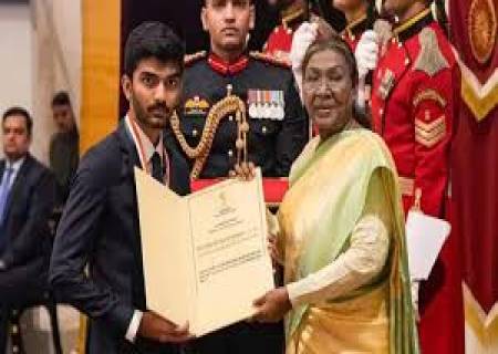 ஜனாதிபதி திரவுபதி முர்மு 'கேல் ரத்னா' விருது வழங்கினார். தமிழகத்தை சேர்ந்த ஐந்து பேர் விருது பெற்றனர்.