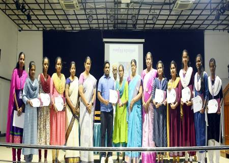 தேசிய பெண் குழந்தைகள் தினம்- 2025- ஐ முன்னிட்டு, தகவல் வளமையம் வாசகர் வட்டம் சார்பாக நடைபெற்ற நிகழ்ச்சியில் சிறந்த வாசகர்களுக்கு மாவட்ட ஆட்சித்தலைவர் அவர்கள் மாணவர்களுக்கு சான்றிதழ்களை வழங்கினார்