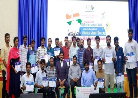 இந்திய தேர்தல்கள்” என்ற தலைப்பில் நடத்தப்பட்ட  மாநில அளவிலான தேர்தல் தொடர்பான வினாடி-வினா போட்டியில் வெற்றி பெற்றவர்களுக்கு பரிசுகள் மற்றும் பாராட்டு சான்றிதழ்களை மாவட்ட ஆட்சித்தலைவர் அவர்கள் வழங்கினார்.