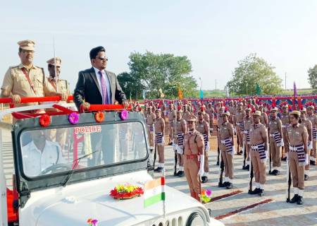 76-வது குடியரசு தின விழாவில் தேசியக் கொடியை ஏற்றி வைத்து காவல் துறையினரின் அணிவகுப்பு மரியாதையை மாவட்ட ஆட்சித்தலைவர் அவர்கள் ஏற்றுக்கொண்டார்.