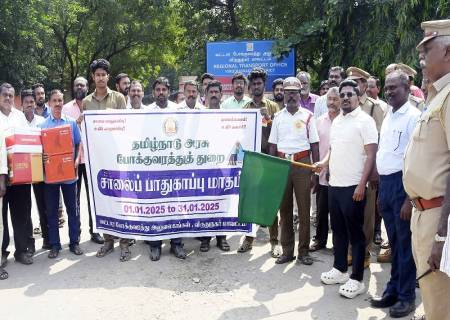 இருசக்கர வாகன ஓட்டுநர்களுக்கு தலைக்கவசம் அணிவதன் அவசியம் குறித்தும், நான்கு சக்கர வாகனங்களில் சீட் பெல்ட் அணிவதன் அவசியம் குறித்தும்,  எடுத்துரைக்கும் விதமாக நடைபெற்ற விழிப்புணர்வு பேரணி