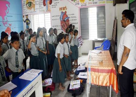 சிவகாசி, இராஜபாளையம், வத்திராயிருப்பு, விருதுநகர், காரியாபட்டி ஆகிய  ஊராட்சி ஒன்றியத்திற்குட்பட்ட பல்வேறு பகுதிகளில் நடைபெற்று வரும் வளர்ச்சி திட்டப் பணிகள் குறித்து  மாவட்ட ஆட்சித்தலைவர்  ஆய்வு