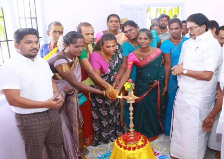 கலைஞர் கனவு இல்லம் திட்டத்தின் கீழ், 24 திருநங்கைகளுக்கு புதிதாக கட்டப்பட்டுள்ள குடியிருப்பு வீடுகளை வருவாய் மற்றும் பேரிடர் மேலாண்மைத்துறை அமைச்சர் திரு.கே.கே.எஸ்.எஸ்.ஆர்.ராமச்சந்திரன் அவர்கள் திறந்து வைத்தார்.