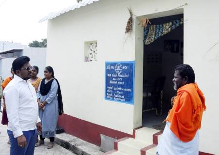 இராஜபாளையம்  ஊராட்சி ஒன்றியத்திற்குட்பட்ட பல்வேறு பகுதிகளில் நடைபெற்று வரும் வளர்ச்சி திட்டப் பணிகள் குறித்து  மாவட்ட ஆட்சித்தலைவர்  அவர்கள்  ஆய்வு செய்தார்.