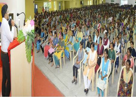 சமூக வலைதள பயன்பாடு மற்றும் சைபர் குற்றங்களை தடுத்தல், நிதி மேலாண்மை, போட்டி தேர்வுகள் மற்றும் உயர்கல்வி வழிகாட்டி குறித்து நடைபெற்ற கல்லூரி மாணவிகளுக்கான கருத்தரங்கு நிகழ்ச்சி