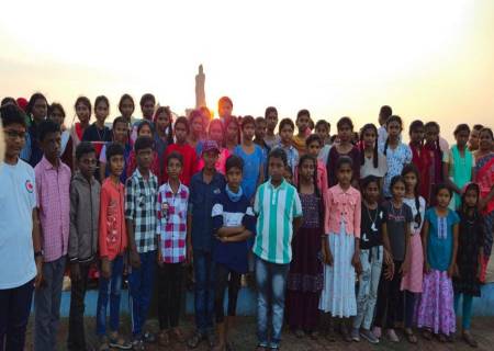 திருக்குறள் முற்றோதல் போட்டியில் 20 நிமிடங்களில் 300 திருக்குறளுக்கு மேல் ஒப்புவித்த வெற்றி பெற்ற மாணவர்கள் கன்னியாகுமரியில் உள்ள திருவள்ளுவர் சிலையினை பார்வையிட்டனர்.