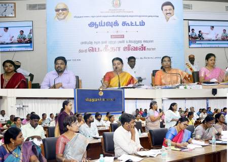 சமூக நலன் மற்றும் மகளிர் உரிமைத்துறை சார்பில், மாவட்டத்தில் செயல்படுத்தப்படும் திட்டங்கள் குறித்து சமூக நலன் மற்றும் மகளிர் உரிமைத்துறை அமைச்சர் அவர்கள்  துறை சார்ந்த அலுவலர்களுடன் ஆய்வு மேற்கொண்டார்.