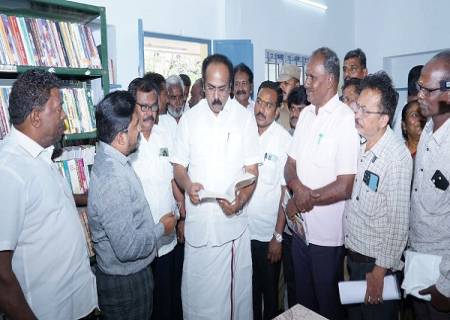 திருத்தங்கல் கிளை நூலகத்தில் பொது நூலகத்துறை சார்பில் புதிதாக அமைக்கப்பட்டுள்ள தமிழ் நூலகத்தை நிதி, சுற்றுச்சூழல் மற்றும் காலநிலை மாற்றத்துறை அமைச்சர்  அவர்கள் நேரில் சென்று பார்வையிட்டு ஆய்வு செய்தார்.