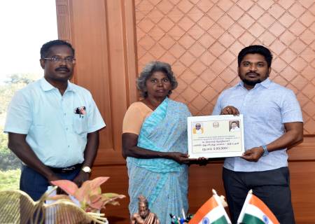 கட்டுமானத் தொழிலாளர்களின் வாரிசுதாரர்கள் மற்றும் மருத்துவக் கல்லூரியில் இளங்கலை மருத்துவப்படிப்பு பயிலும் கட்டுமானத் தொழிலாளியின் குழந்தைக்கு  உதவித்தொகைகளை மாவட்ட ஆட்சித்தலைவர் அவர்கள் வழங்கினார்.