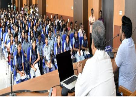 அரசுப்பள்ளிகளில் 12 ஆம் வகுப்பு பயிலும் 200-க்கும் மேற்பட்ட மாணவர்களுக்கு நடத்தப்பட்ட சிறப்பு உயர்கல்வி வழிகாட்டுதல் நிகழ்ச்சி