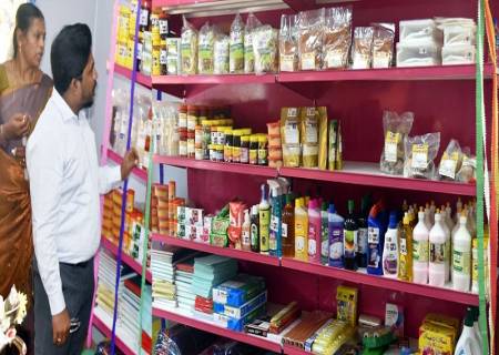 மகளிர் சுய உதவிக்குழுக்களின் உற்பத்திப் பொருட்கள் விற்பனை  மதி பல்பொருள் அங்காடியினை மாவட்ட ஆட்சித்தலைவர்  அவர்கள் திறந்து வைத்தார்.