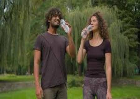  நின்று கொண்டு அவசரமாக தண்ணீர் குடிப்பது  தவறு.