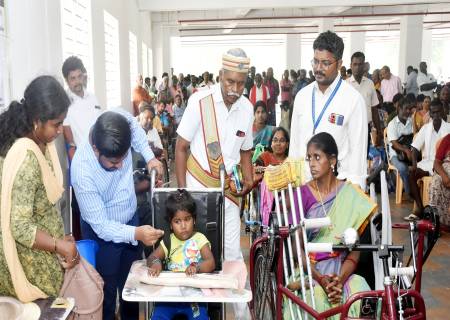மாற்றுத்திறனாளிகளுக்கு ரூ.47.38 இலட்சம் மதிப்பீட்டில் உதவி உபகரணங்களை மாவட்ட ஆட்சித்தலைவர் அவர்கள் வழங்கினார்.