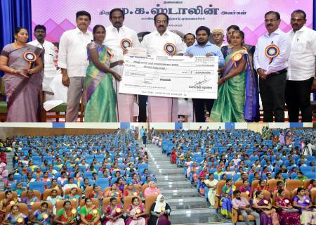 மகளிர் சுய உதவிக் குழுக்களுக்கு வங்கிக்கடன் மற்றும் நலத்திட்ட உதவிகளை  தமிழ்நாடு முதலமைச்சர் அவர்கள் காணொலி காட்சி வாயிலாக வழங்கினார்.