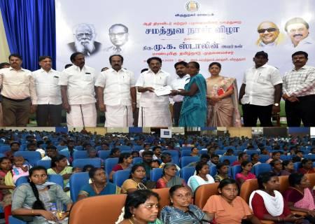 அண்ணல் அம்பேத்கர் பிறந்த நாளை முன்னிட்டு, சென்னை கலைவாணர் அரங்கத்தில்ஆதிதிராவிடர் மற்றும் பழங்குடியினர் நலத்துறை சார்பில் நடைபெற்ற சமத்துவ நாள் விழாவில்   பயனாளிகளுக்கு அரசு நலத்திட்ட உதவிகள்