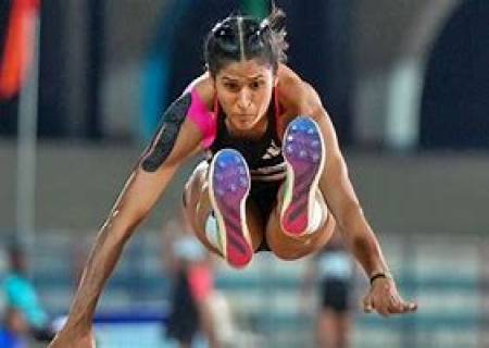 தங்கப்பதக்கத்தை கைப்பற்றிய இந்திய நீளம் தாண்டுதல் வீராங்கனை ஷைலி சிங்.