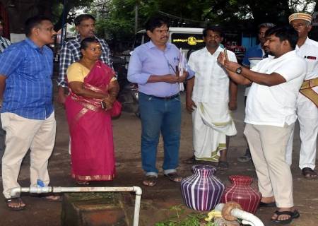 வத்திராயிருப்பு  வட்டத்தில் "உங்களைத் தேடி உங்கள் ஊரில்" என்ற திட்டத்தின் கீழ், அரசின் திட்டங்கள் மற்றும் சேவைகள் பொதுமக்களிடம் சென்றடைவது குறித்து, மாவட்ட ஆட்சித்தலைவர் அவர்கள் கள ஆய்வு