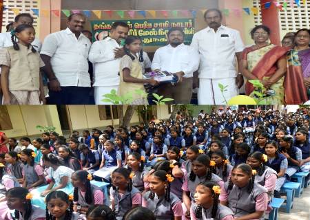 2025-26 ஆம் கல்வியாண்டிற்கான புதிய பாடநூல்கள், சீருடைகள், நோட்டு புத்தகங்கள் மற்றும் பிற கல்வி உபகரணப் பொருட்களை மாவட்ட ஆட்சித்தலைவர்  அவர்கள் மாணவியர்களுக்கு வழங்கினார்.