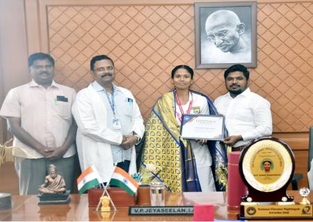 தேசிய ப்ளோரன்ஸ் நைட்டிங்கேல் விருது பெற்ற திருவில்லிபுத்தூர் அரசு மருத்துவமனையில் பணிபுரிந்து வரும் செவிலியர் திருமதி மங்கையர்கரசியை மாவட்ட ஆட்சித்தலைவர் அவர்கள் நேரில் அழைத்து வாழ்த்தினார்.