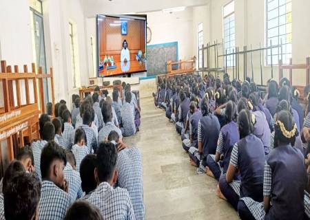 உயர்கல்வி வழிகாட்டுதல் நிகழ்ச்சியில் அரசு, அரசு உதவி பெறும் மற்றும் தனியார் பள்ளிகளில் பயிலும் 10,11 மற்றும் 12-ஆம் வகுப்பு மாணவர்களுடன் மாவட்ட ஆட்சித்தலைவர் அவர்கள் வலையொளி (YOUTUBE) வாயிலாக உரையாற்றினார்.