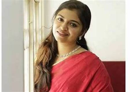 டப்பிங் கலைஞராக இருந்து நடிகையாக மாறியவர் ரவீணா ரவி