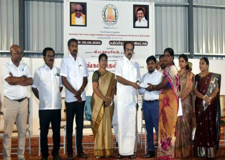 வெடி விபத்தில் உயிரிழந்தவர்களின் வாரிசுதாரர்கள் மற்றும் காயமடைந்தவர்கள் என 10 நபர்களுக்கு   முதலமைச்சர் பொது நிவாரண நிதிக்கான காசோலைகளை  அமைச்சர்  அவர்கள் வழங்கினார்.