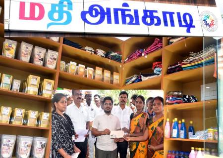 மகளிர் சுய உதவிக்குழுவின் மூலம் அமைக்கப்பட்டுள்ள மதி உணவகம் மற்றும் பல்பொருள் அங்காடியினை மாவட்ட ஆட்சித்தலைவர் அவர்கள் திறந்து வைத்தார்.