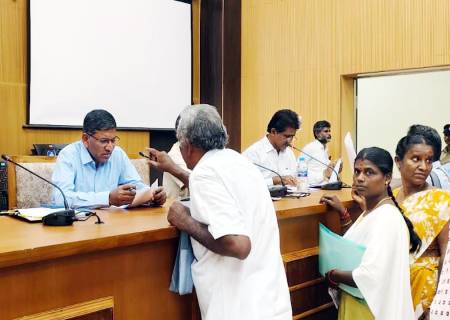 மக்கள் குறைதீர்க்கும் நாள் கூட்டத்தில் மாவட்ட வருவாய் அலுவலர் அவர்கள் பொதுமக்களிடம் கோரிக்கை மனுக்களை பெற்றுக்கொண்டார்.