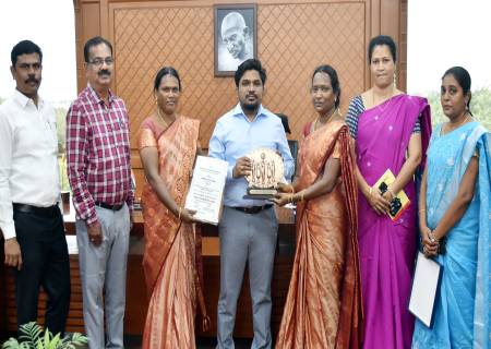 மணிமேகலை விருதினை பெற்ற விருதுநகர் மாவட்டம் விருதுநகர் நகராட்சி ஜெயம் மகளிர் சுய உதவி குழு மற்றும் இராஜபாளையம் நகராட்சி 16 வது வார்டு நகர்ப்புற அளவிலான கூட்டமைப்பு.