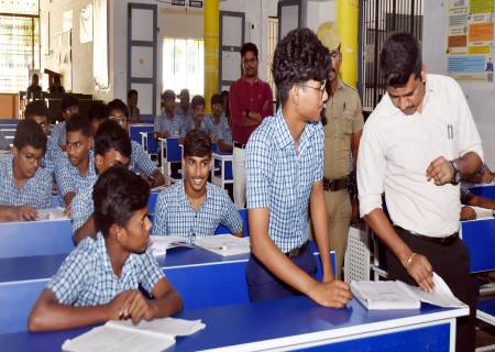 கிருஷ்ணன் கோவில் வி.பி.எம்.எம். கல்லூரியில் செயல்பட்டு வரும் அரசு மாதிரி பள்ளியில் மாவட்ட ஆட்சித்தலைவர்  , அவர்கள் நேரில் சென்று பார்வையிட்டு, அங்கு பயிலும் மாணவர்களின் கற்றல் திறன், கற்பித்தல் செயல்பாடுகள் குறித்து ஆசிரியர்களிடம் கேட்டறிந்தார்.