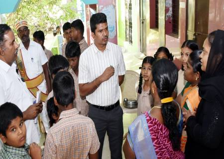 முதலமைச்சரின் காலை உணவு திட்டத்தின் செயல்பாடுகள் குறித்த திடீர் ஆய்வின் போது, மாவட்ட ஆட்சித்தலைவர் அவர்கள்திட்டத்தின் முக்கியத்துவம் குறித்து எடுத்துக் கூறி  ஆசிரியர்களுக்கு அறிவுரை.