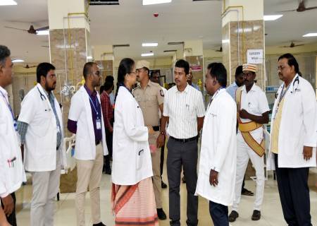 விருதுநகர் மாவட்ட அரசு மருத்துவக்கல்லூரி மருத்துவமனையில் மாவட்ட ஆட்சித்தலைவர் அவர்கள் நேரில் சென்று ஆய்வு செய்தார்.