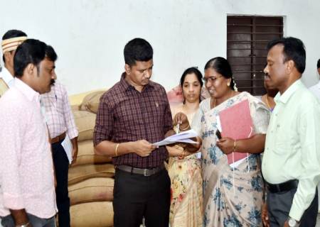 விருதுநகர் ஊராட்சி ஒன்றியப் பகுதிகளில் நடைபெற்று வரும் பல்வேறு வளர்ச்சி திட்டப்பணிகள் குறித்து மாவட்ட ஆட்சித்தலைவர் அவர்கள் நேரில் சென்று பார்வையிட்டு ஆய்வு செய்தார்.