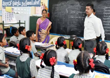 அரசின் மூலம் செயல்படுத்தப்பட்டு வரும் பல்வேறு திட்ட பணிகள் மற்றும் நலத்திட்டங்கள் முறையாக மக்களை சென்றடைகிறதா என பொதுமக்கள் மற்றும் பயனாளிகளிடம் கலந்துரையாடி, அவர்களின் கருத்துக்களை மாவட்ட ஆட்சித்தலைவர் அவர்கள் கேட்டறிந்தார்.