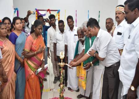 காரியாபட்டி ஊராட்சி ஒன்றிய அலுவலகத்தில் புதிதாக அமைக்கப்பட்டுள்ள புதிய ஒருங்கிணைந்த வேளாண்மை விரிவாக்க மையத்தில் மாவட்ட ஆட்சித்தலைவர்  அவர்கள் குத்துவிளக்கேற்றி பயன்பாட்டிற்கு தொடங்கி வைத்தார்.