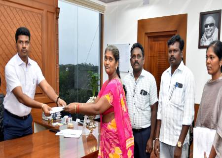 வெவ்வேறு விபத்துக்களில் பாம்பு கடித்து  உயிரிழந்த 2 நபர்களின் வாரிசுதாரர்களுக்கு  முதலமைச்சர் பொது நிவாரண நிதியிலிருந்து  நிவாரணத்தொகைக்கான காசோலைகளை மாவட்ட ஆட்சித்தலைவர் அவர்கள் வழங்கினார்.