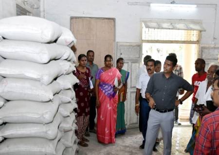 கலைஞர் கனவு இல்லம் திட்டம் மூலம் சிமெண்ட் மூட்டைகள் உரிய பயனாளிகளிடம் சென்றடைவதை உறுதி செய்யும் வகையில், பயன்பெற்றவர்களிடம் தொலைபேசியில் தொடர்பு கொண்டு, மாவட்ட ஆட்சித்தலைவர் , அவர்கள் கேட்டறிந்தார்.