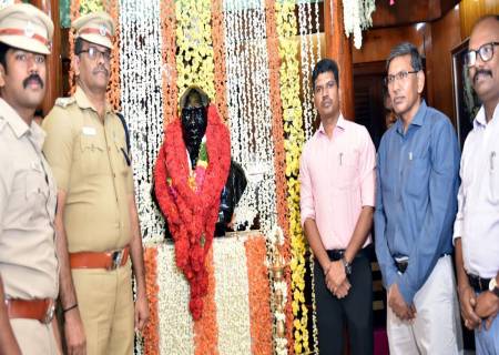 பெருந்தலைவர் காமராஜர் நூற்றாண்டு நினைவு மணிமண்டபத்தில்அன்னாரது 123-வது பிறந்தநாளையொட்டி அவரது திருவுருவ சிலைக்கு தமிழ்நாடு அரசின் சார்பில் மாலை அணிவித்து மரியாதை செலுத்தினார்கள்.