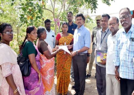 கலைஞர் கனவு இல்ல திட்டத்தின் கீழ், வீடு கட்டுவதற்காக மனு அளித்த பயனாளியின் இல்லம் தேடி சென்று வீடு கட்டுவதற்கான பணி ஆணையினை மாவட்ட ஆட்சித்தலைவர்  அவர்கள் வழங்கினார்.