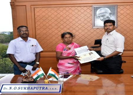 தமிழ்நாடு கட்டுமானத் தொழிலாளர் நலவாரியம் சார்பில், பணியிடத்தில் ஏற்பட்ட விபத்தில் உயிரிழந்த  நபர்களின் குடும்பங்களுக்கு விபத்து மரண உதவித்தொகை பெறுவதற்கான உத்தரவினை    மாவட்ட ஆட்சித்தலைவர் அவர்கள் வழங்கினார்.