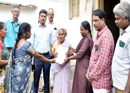 விருதுநகர்  ஊராட்சி ஒன்றியத்திற்குட்பட்ட பகுதிகளில் நடைபெற்று வரும் பல்வேறு வளர்ச்சி திட்டப்பணிகள் குறித்து மாவட்ட ஆட்சித்தலைவர் அவர்கள் நேரில் சென்று பார்வையிட்டு ஆய்வு செய்தார்.