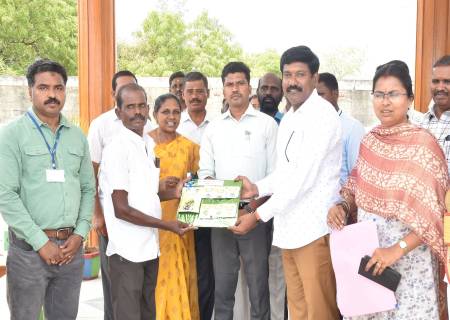 நமது மாவட்டத்திற்கு உகந்த வறட்சியைத் தாங்க வல்ல வறண்ட நில பழப்பயிர்களை மாவட்ட ஆட்சியர் அலுவலக வளாகத்தில் நடவு செய்வதற்கான முன்னெடுப்பு நிகழ்வினை மாவட்ட ஆட்சித்தலைவர், அவர்கள் தொடங்கி வைத்தார்.