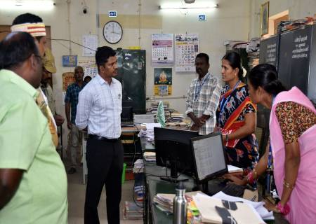 சிவகாசி வட்டாரப் பகுதிகளில் நடைபெற்று வரும் அலுவலகப் பணிகள் குறித்து    மாவட்ட ஆட்சித்தலைவர்  அவர்கள் நேரில் சென்று பார்வையிட்டு ஆய்வு செய்தார்.