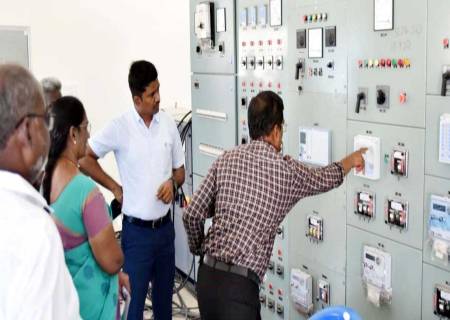 காரியாபட்டி ஊராட்சி ஒன்றியப் பகுதிகளில் தமிழ்நாடு மின் தொடரமைப்பு கழகத்தில் செயல்பாடுகள் மற்றும் மேற்கொள்ளப்பட்டு வரும் பணிகள் குறித்து மாவட்ட ஆட்சித்தலைவர்  அவர்கள்  ஆய்வு செய்தார்.