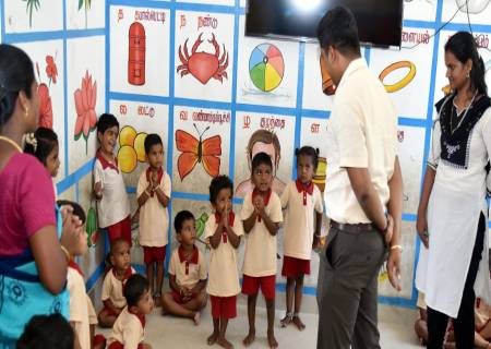 விருதுநகர்  ஊராட்சி ஒன்றியப் பகுதிகளில் நடைபெற்று வரும் பல்வேறு வளர்ச்சி திட்டப்பணிகள் குறித்து மாவட்ட ஆட்சித்தலைவர் அவர்கள் ஆய்வு செய்தார்.