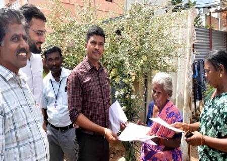 சுமார் 35 ஆண்டுகளாக  குடியிருந்து வரும் 31  குடும்பங்களுக்கு இலவச இணையவழி பட்டாக்களை மாவட்ட ஆட்சித்தலைவர்  அவர்கள்  பயனாளிகளின் இல்லங்களுக்கு நேரில் சென்று வழங்கினார்.