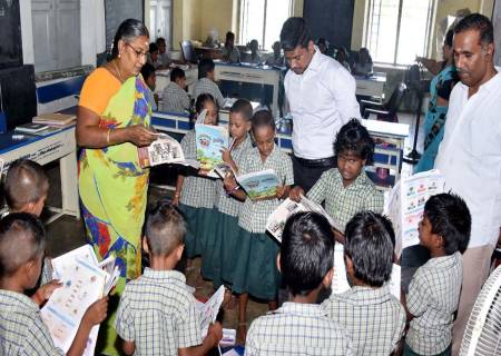 திருச்சுழி ஊராட்சி ஒன்றியப் பகுதிகளில் நடைபெற்று வரும் பல்வேறு வளர்ச்சிப் பணிகள் குறித்து மாவட்ட ஆட்சித்தலைவர் அவர்கள்  செய்தார்.