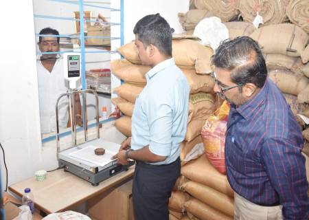 அரசின் மூலம் செயல்படுத்தப்பட்டு வரும் பல்வேறு திட்ட பணிகள் மற்றும் நலத்திட்டங்கள் முறையாக மக்களை சென்றடைகிறதா என பொதுமக்கள் மற்றும் பயனாளிகளிடம் கலந்துரையாடி, அவர்களின் கருத்துக்களை மாவட்ட ஆட்சித்தலைவர்  அவர்கள் கேட்டறிந்தார்.