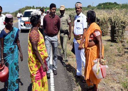 காரியாபட்டி ஊராட்சி ஒன்றியத்திற்குட்பட்ட பல்வேறு பகுதிகளில் நடைபெற்று வரும் வளர்ச்சித் திட்டப் பணிகளை மாவட்ட ஆட்சித்தலைவர்  அவர்கள் நேரில் சென்று பார்வையிட்டு ஆய்வு செய்தார்.